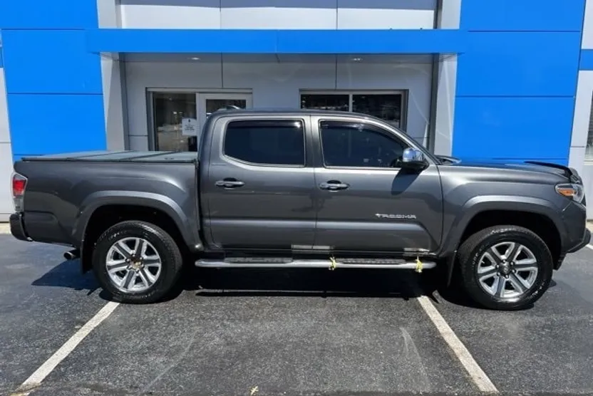 2017 Toyota Tacoma Limited photo 1