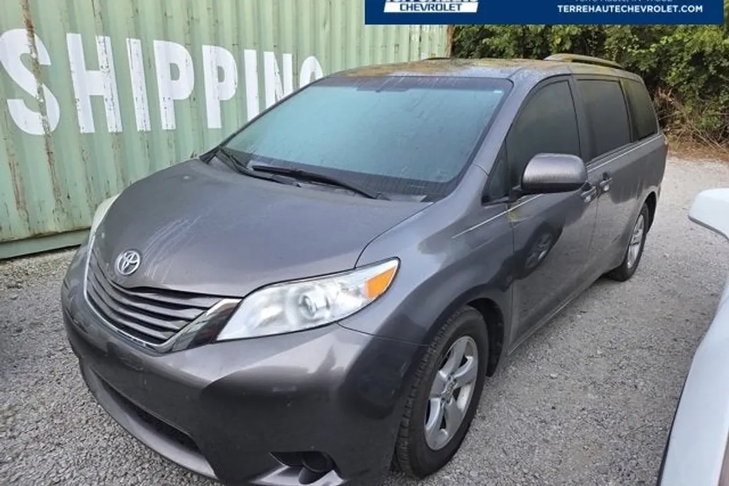 2017 Toyota Sienna LE photo 1