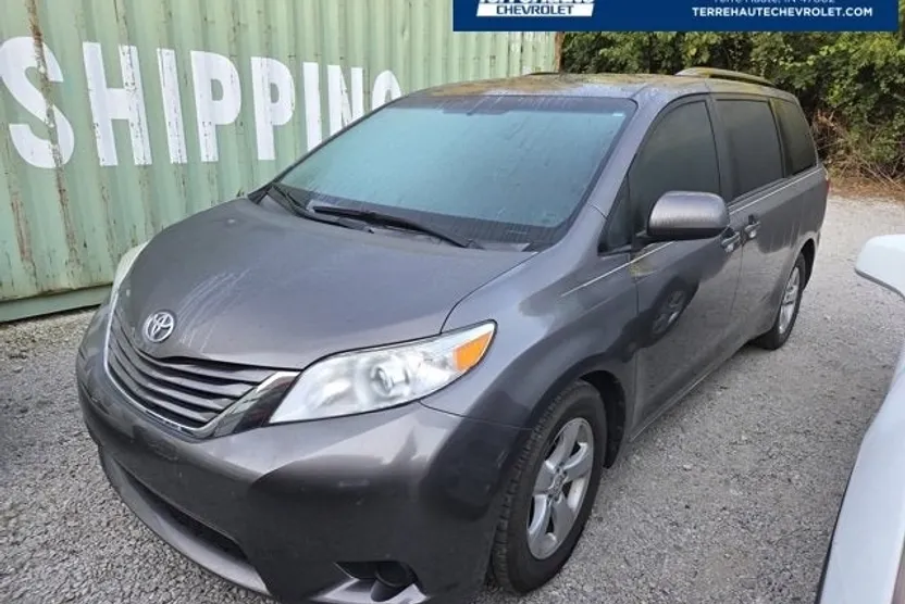 2017 Toyota Sienna LE photo 1