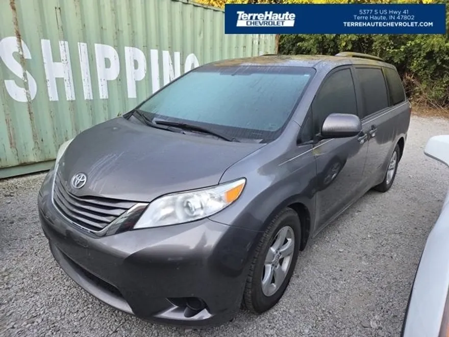 2017 Toyota Sienna LE photo 1