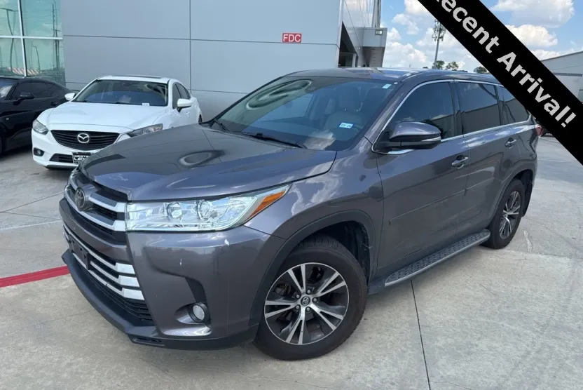 2019 Toyota Highlander LE photo 1