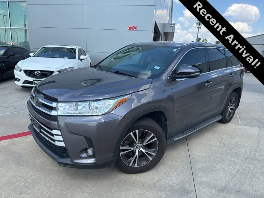 2019 Toyota Highlander LE photo 1