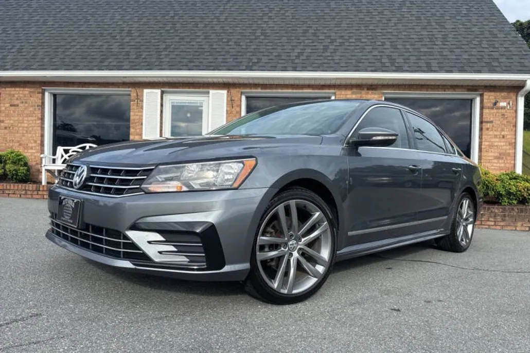 2016 Volkswagen Passat TDI S R-Line photo 1