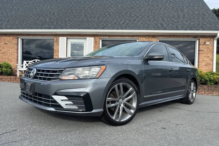 2016 Volkswagen Passat TDI S R-Line photo 1