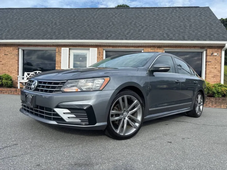 2016 Volkswagen Passat TDI S R-Line photo 1