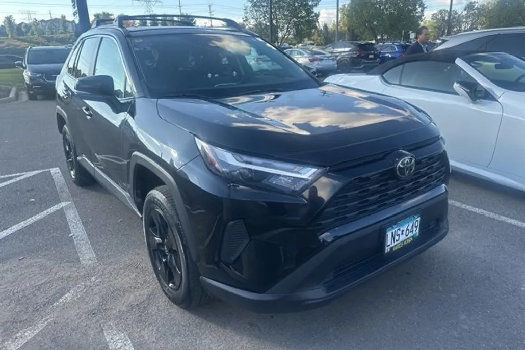 2022 Toyota RAV4 XLE photo 1