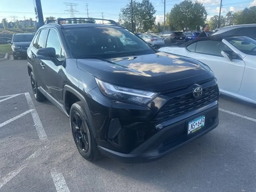 2022 Toyota RAV4 XLE photo 1