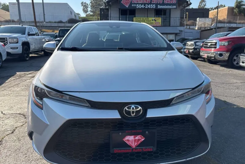 2021 Toyota Corolla LE photo 1