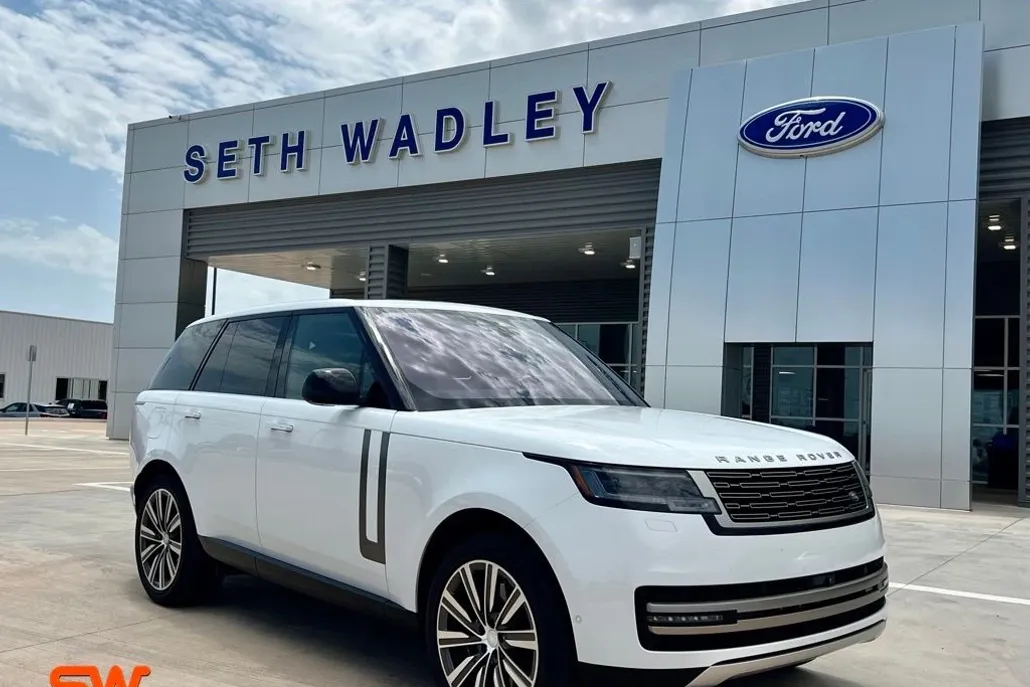2023 Land Rover Range Rover SE photo 1