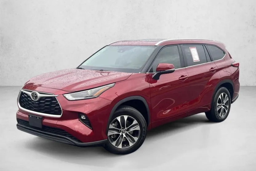 2023 Toyota Highlander XLE photo 1