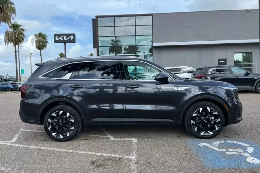 2025 Kia Sorento SX photo 1