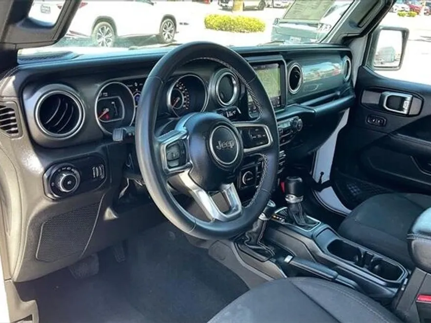 2023 Jeep Wrangler Sahara photo 11
