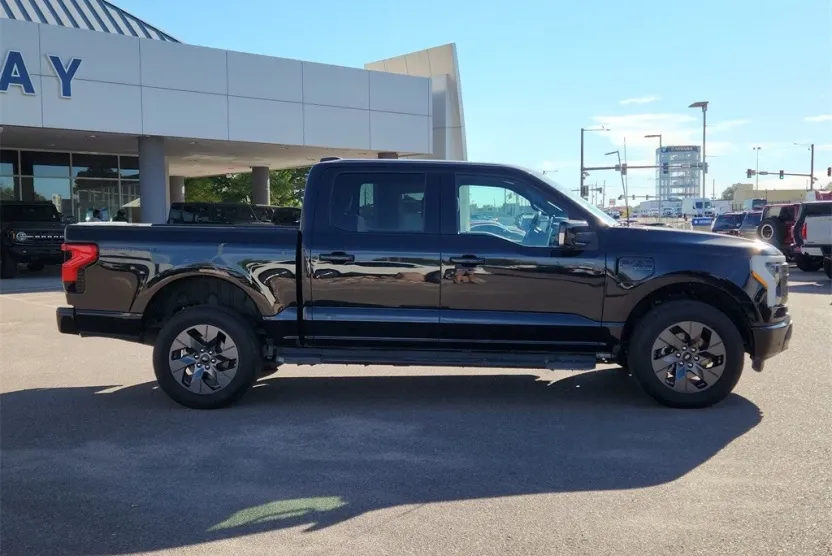 2022 Ford F-150 Lightning Lariat photo 1