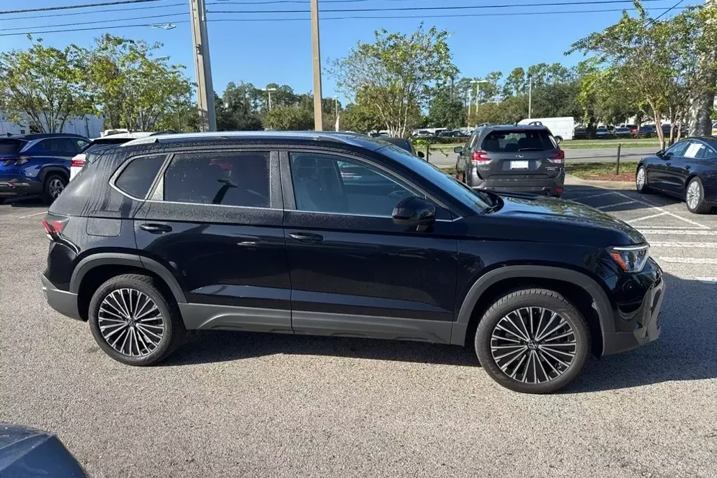 2025 Volkswagen Taos SE photo 1