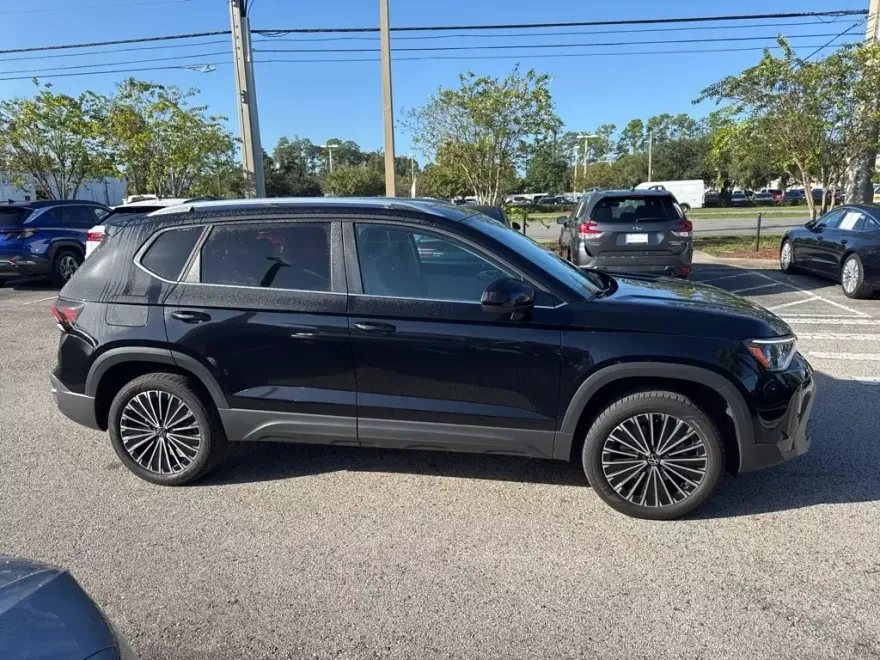 2025 Volkswagen Taos SE photo 1