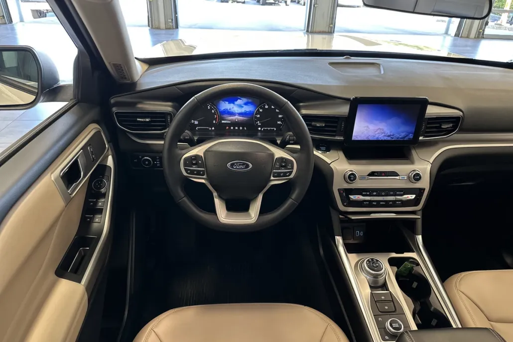 2023 Ford Explorer XLT photo 1