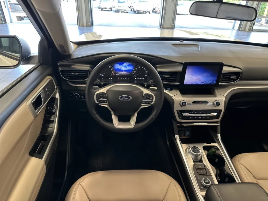 2023 Ford Explorer XLT photo 1