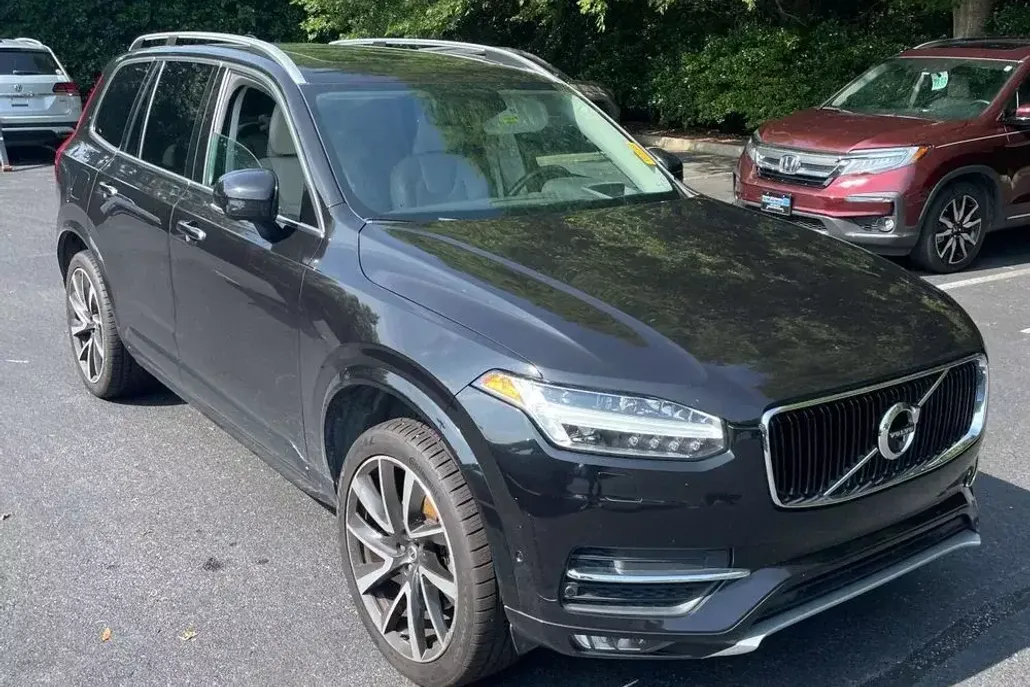 2019 Volvo XC90 T6 Momentum photo 1