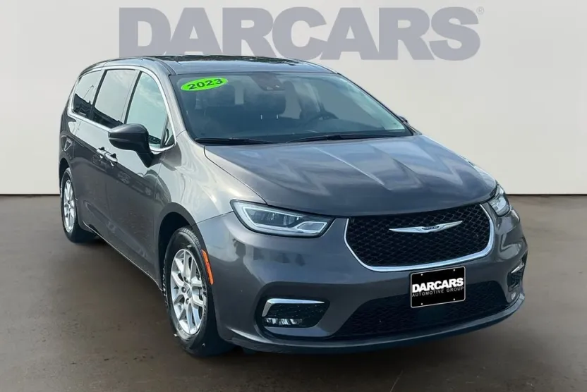 2023 Chrysler Pacifica Touring L photo 1