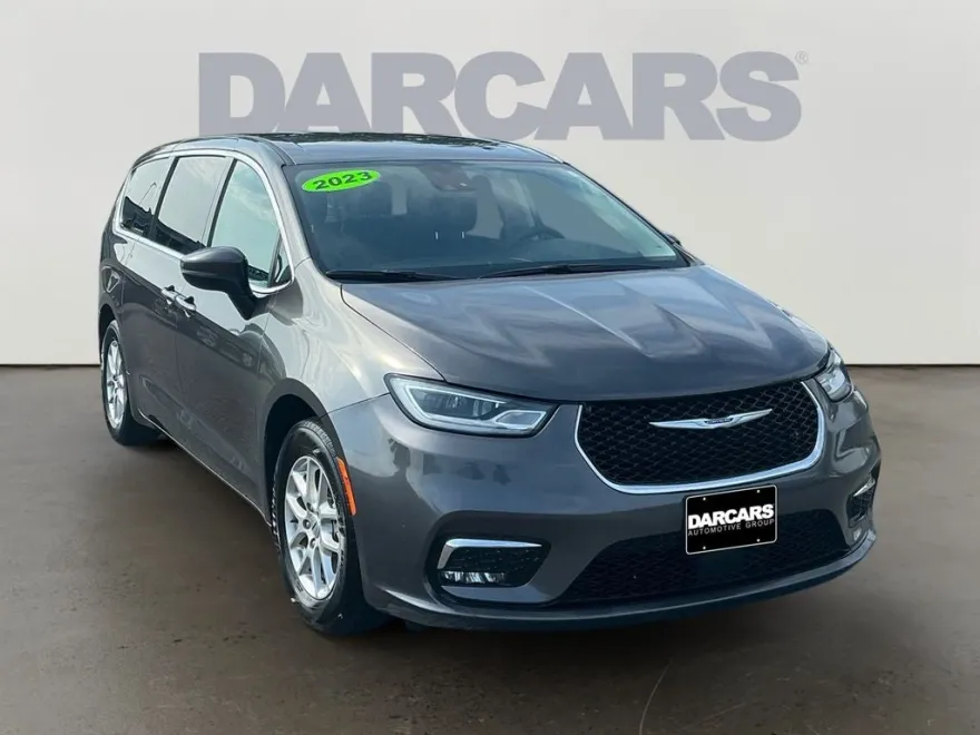 2023 Chrysler Pacifica Touring L photo 1