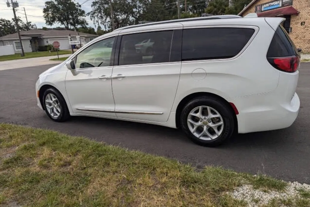 2018 Chrysler Pacifica Touring L photo 1