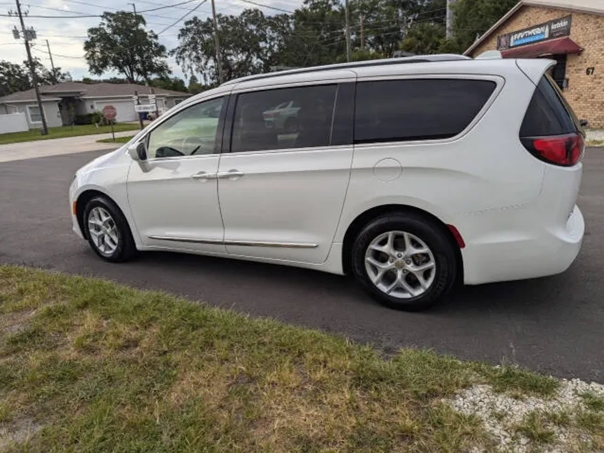 2018 Chrysler Pacifica Touring L photo 1