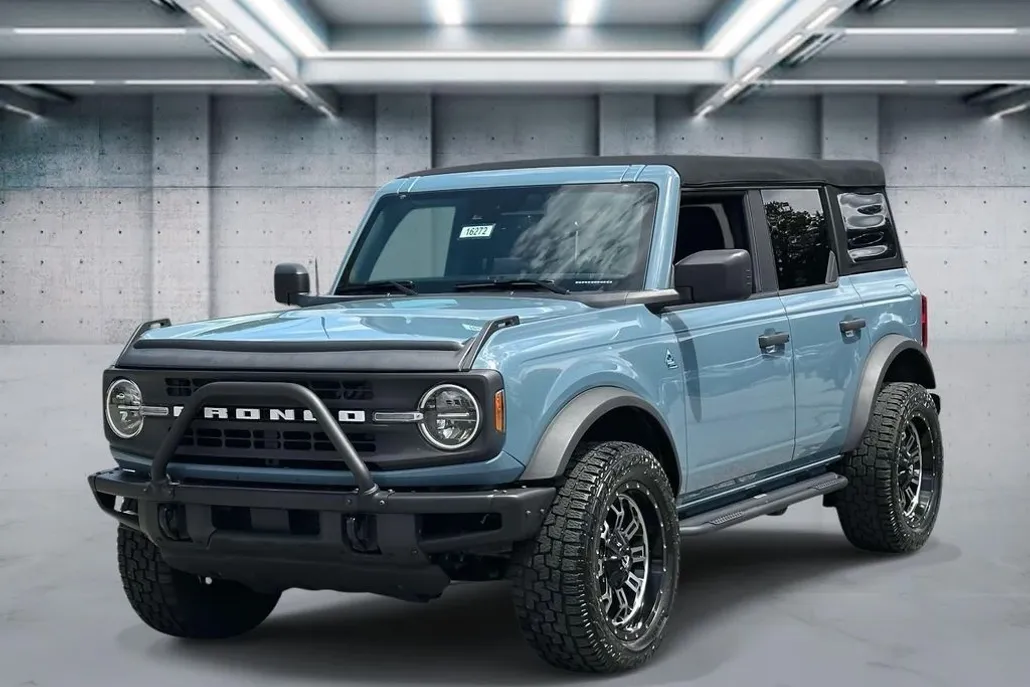 2022 Ford Bronco Black Diamond photo 1