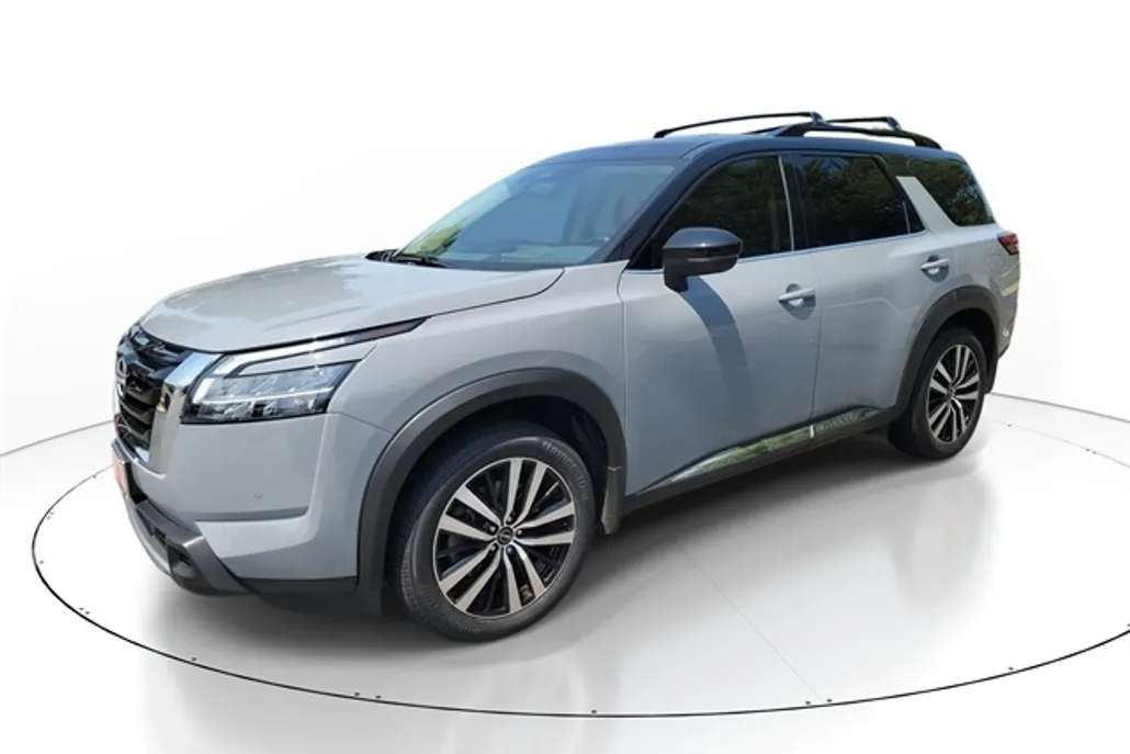 2023 Nissan Pathfinder Platinum photo 1