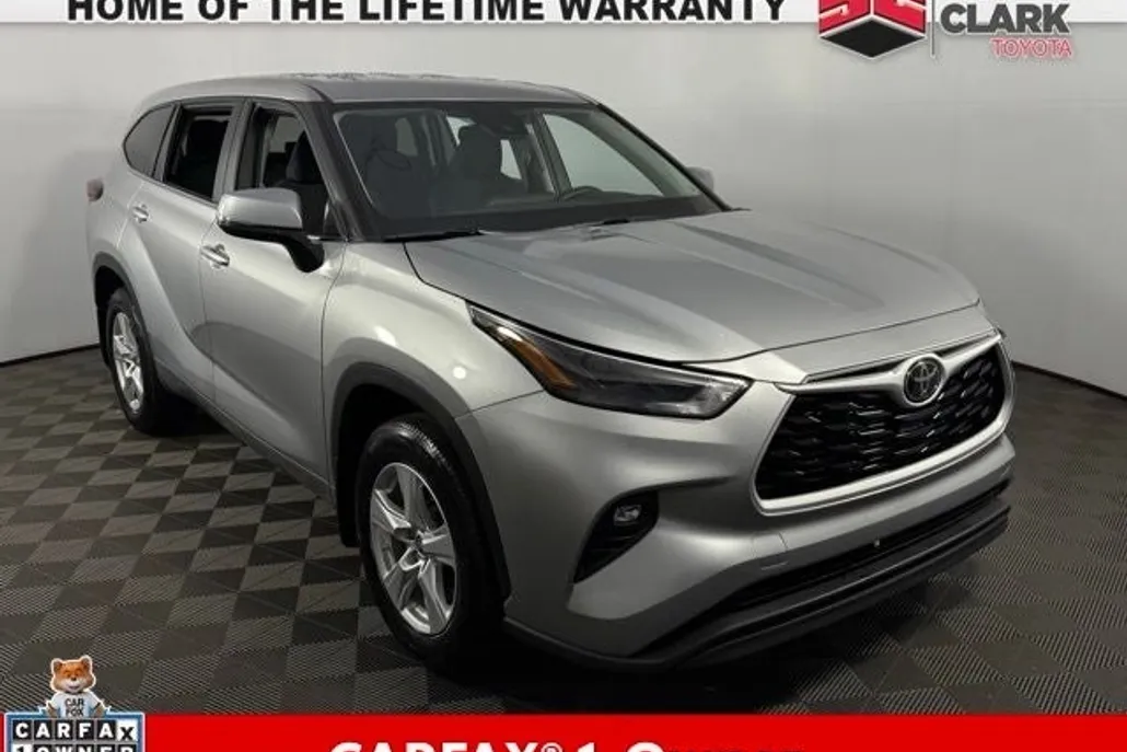 2024 Toyota Highlander LE Sport photo 1
