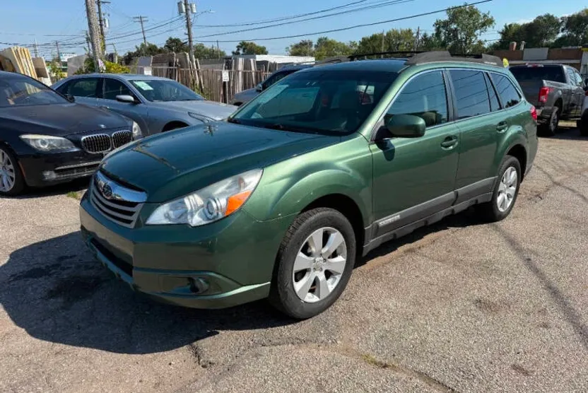 2011 Subaru Outback 2.5i Premium photo 1