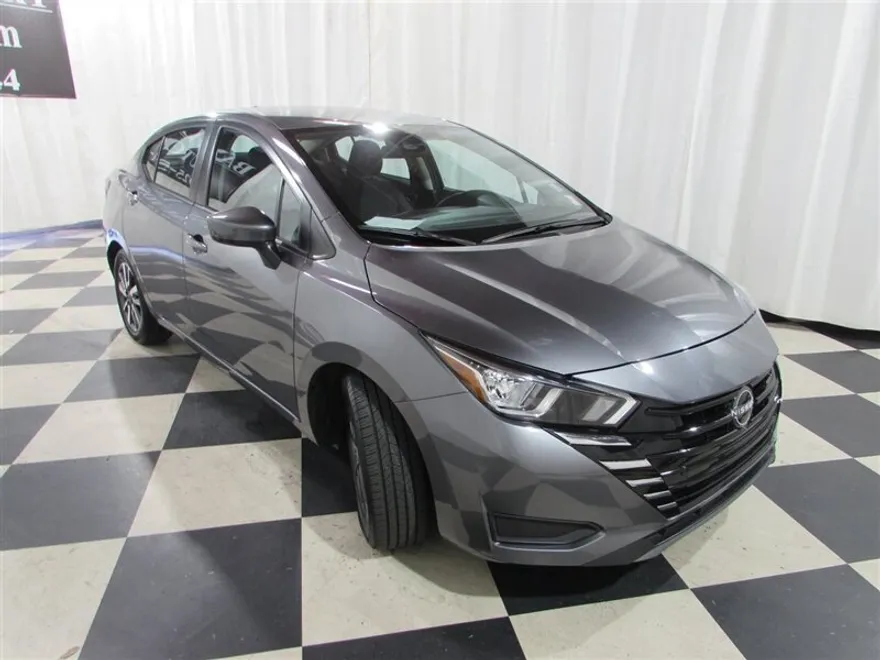 2023 Nissan Versa SV photo 1