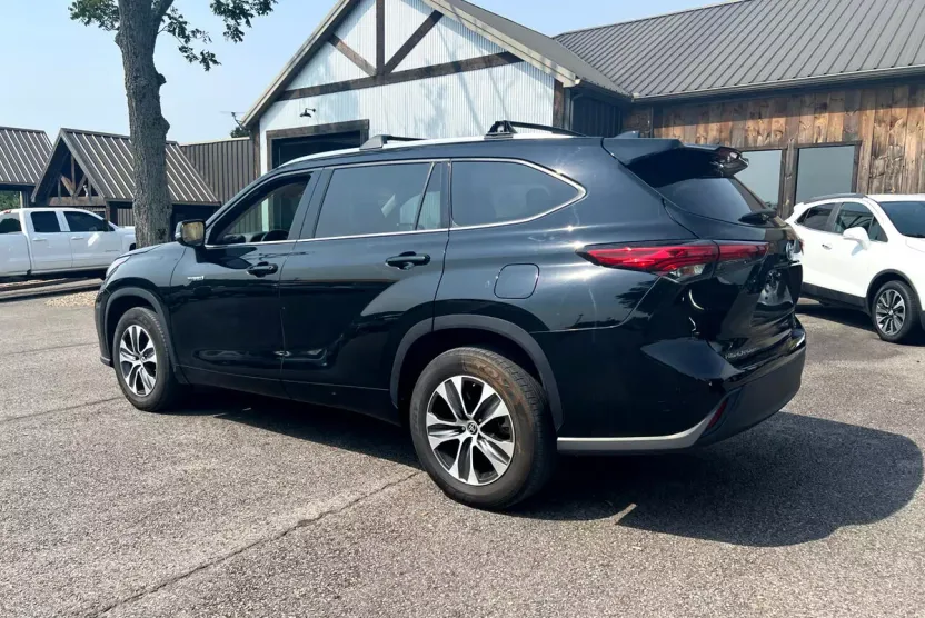 2021 Toyota Highlander XLE photo 1