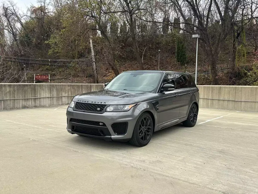 2016 Land Rover Range Rover Sport SVR photo 1