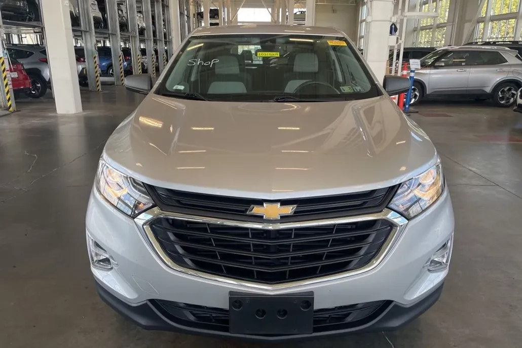 2021 Chevrolet Equinox LS photo 1