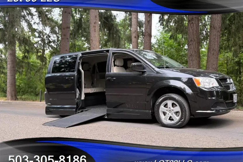 2012 Dodge Grand Caravan SXT photo 1