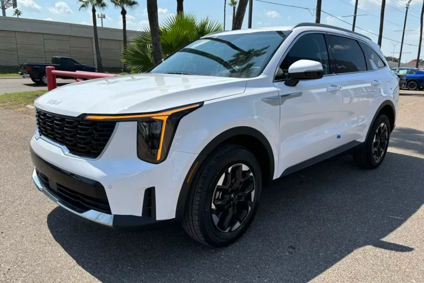 2025 Kia Sorento S photo 1