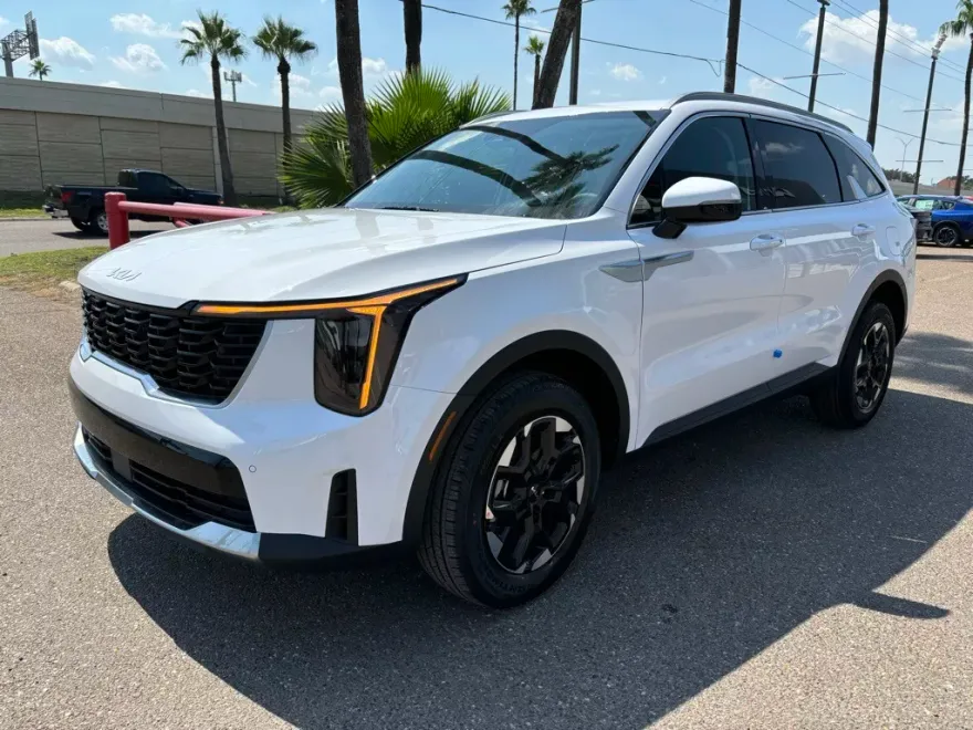 2025 Kia Sorento S photo 1
