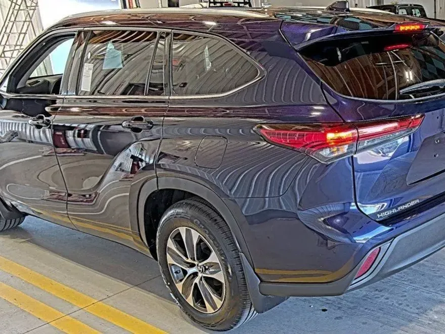 2022 Toyota Highlander XLE photo 1
