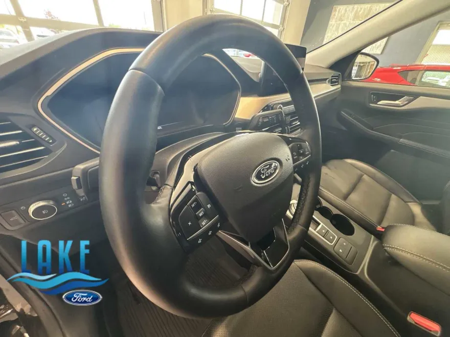 2022 Ford Escape SEL photo 1