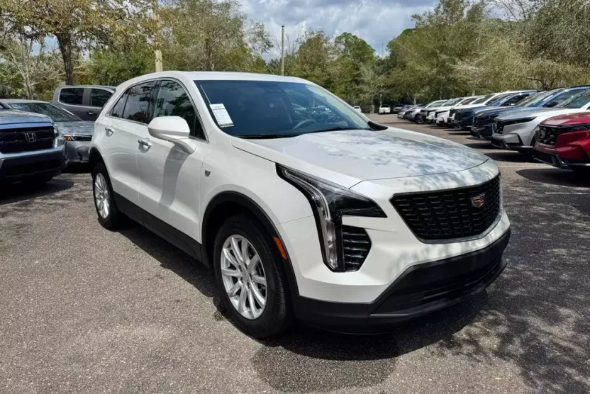 2023 Cadillac XT4 Luxury photo 1