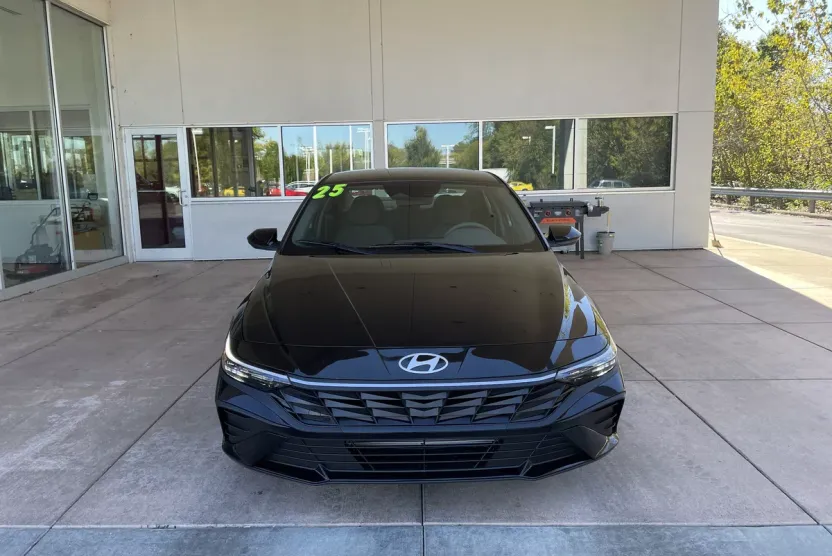 2025 Hyundai Elantra SE photo 1