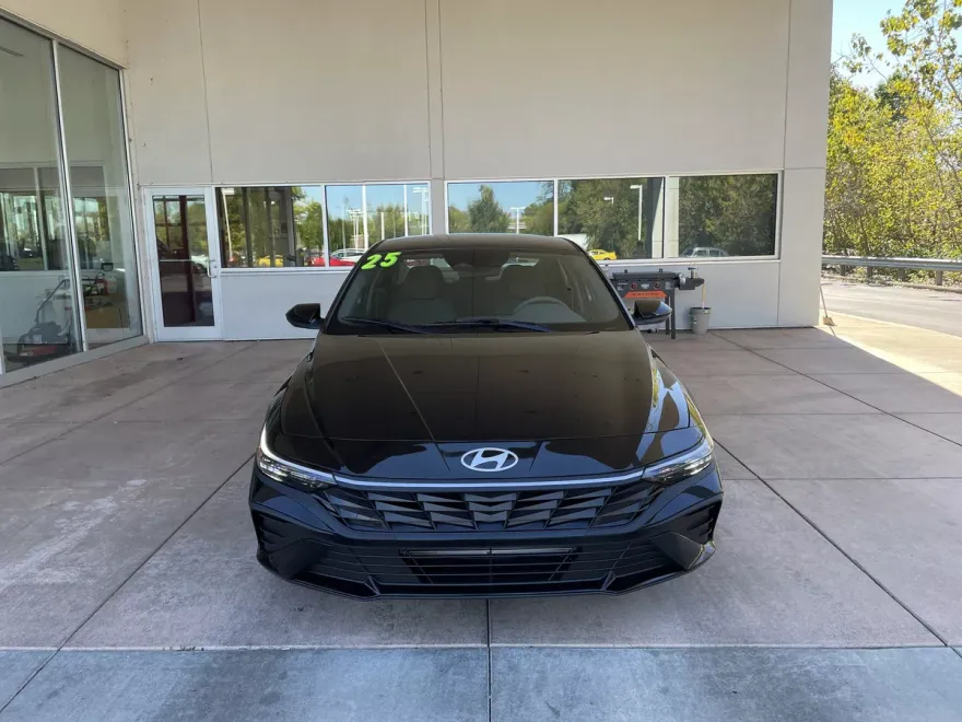 2025 Hyundai Elantra SE photo 1