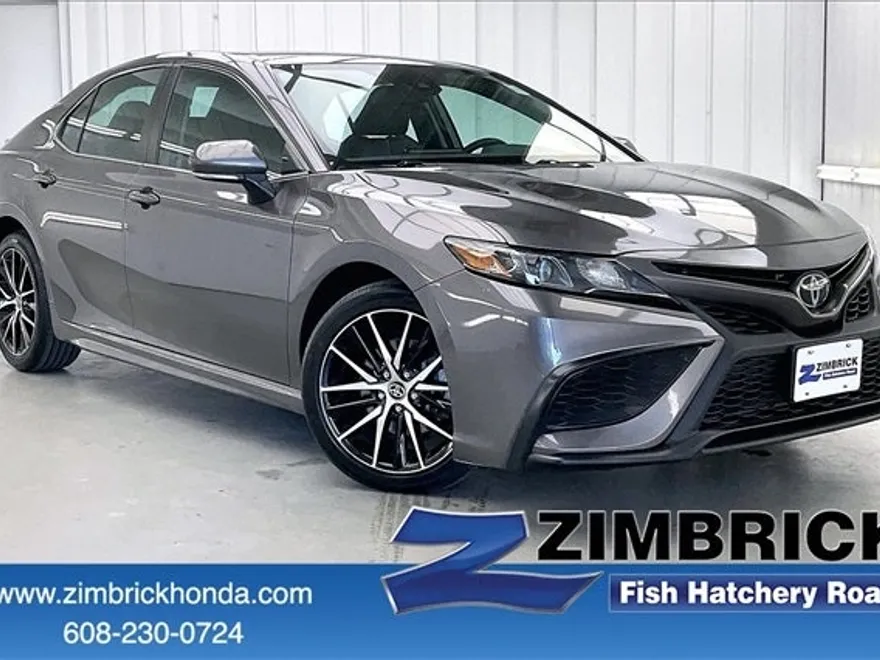 2022 Toyota Camry SE photo 1
