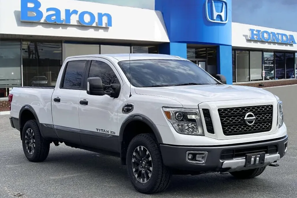2017 Nissan Titan PRO-4X photo 1