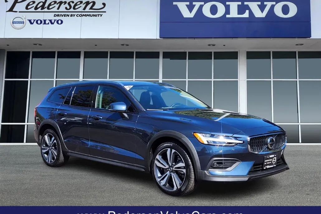2024 Volvo V60 Cross Country B5 Plus photo 1