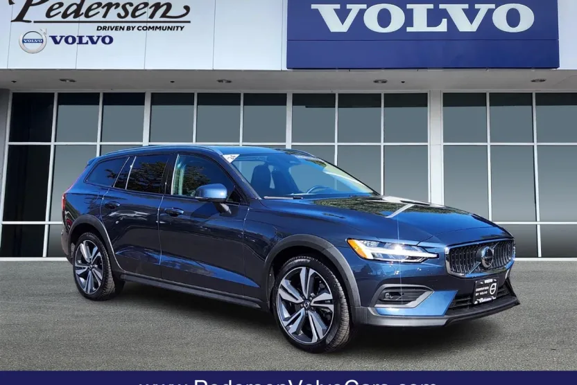 2024 Volvo V60 Cross Country B5 Plus photo 1