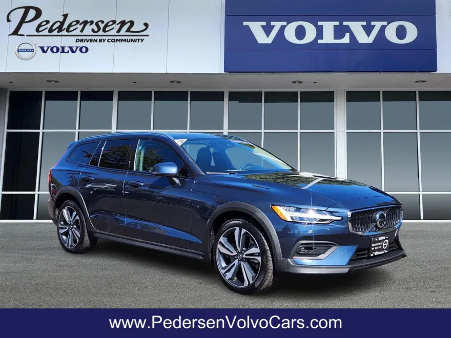 2024 Volvo V60 Cross Country B5 Plus photo 1