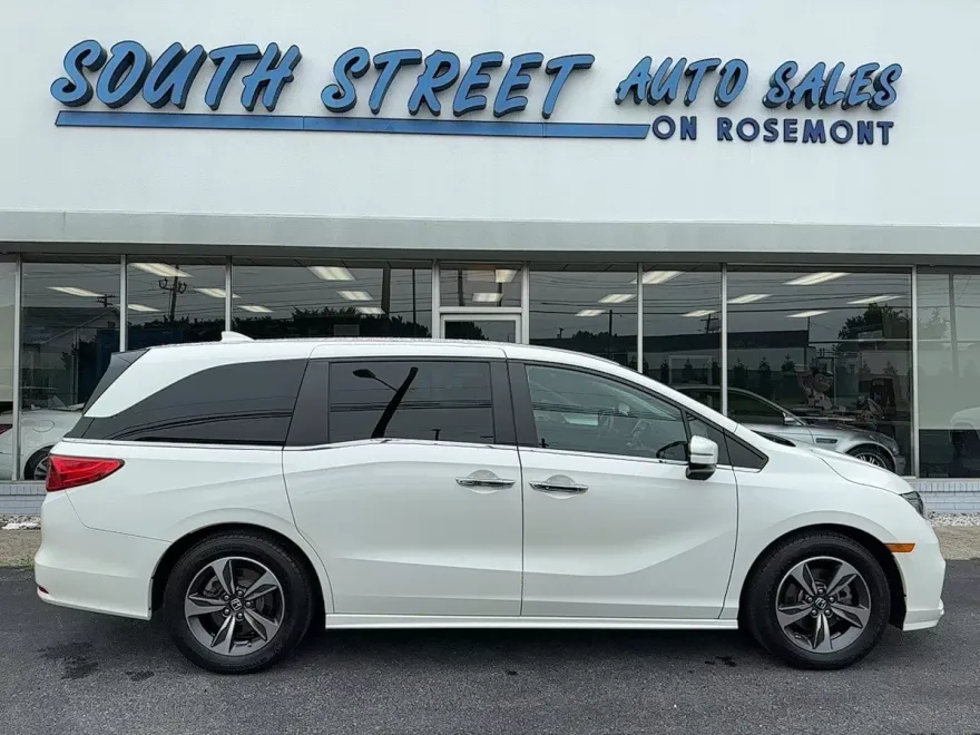 2018 Honda Odyssey Touring photo 1