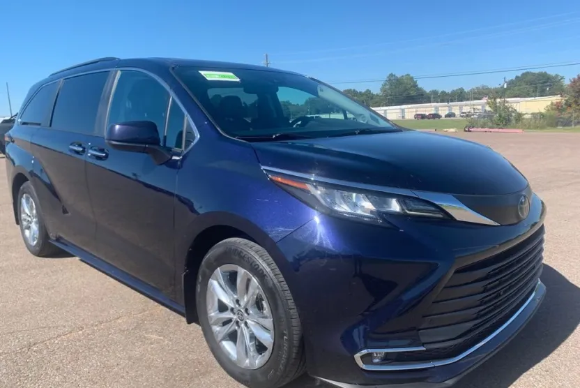 2023 Toyota Sienna XLE photo 1