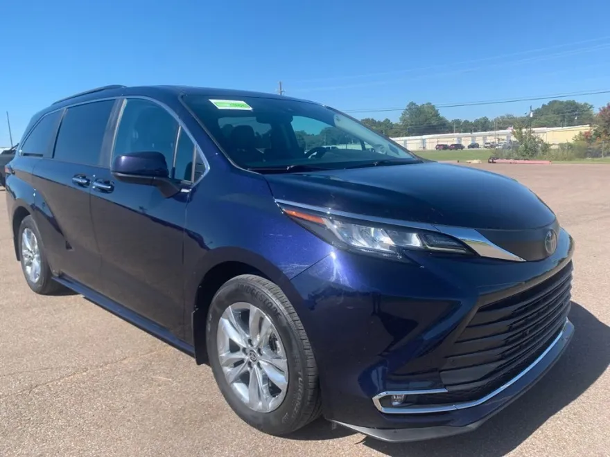 2023 Toyota Sienna XLE photo 1